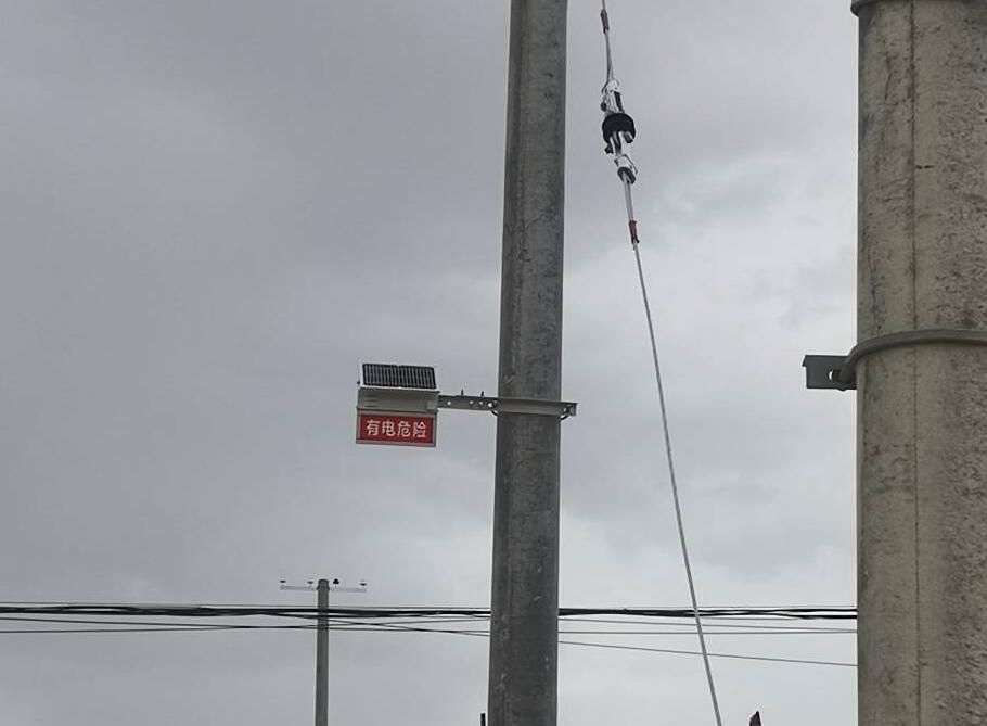 甘肅電力安裝防外破警示牌，為電力防護(hù)增添“保護(hù)傘”